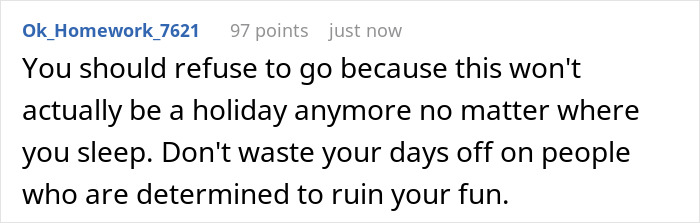 Texto de comentario que habla de una mujer que enfrenta un dilema sobre la forma en que duerme, controlada por su madre, con su futura esposa.