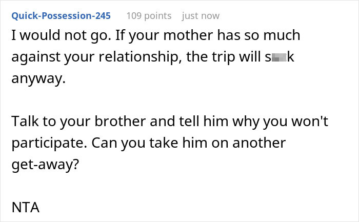 Una mujer enfrenta un dilema mientras la madre controla su forma de dormir con su futura esposa durante una discusión en línea sobre un viaje familiar.