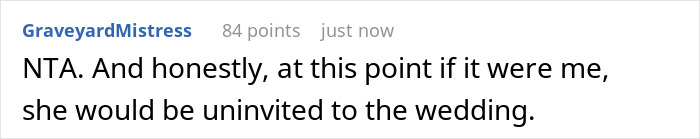 Comente sobre una mujer que enfrenta un dilema después de que la madre controla la disposición para dormir con su futura esposa, expresando frustración y decisión de la boda.