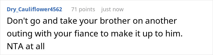 Comente un texto sobre un fondo blanco que analice el dilema de una mujer que involucra a su madre controlando su forma de dormir con su futura esposa.