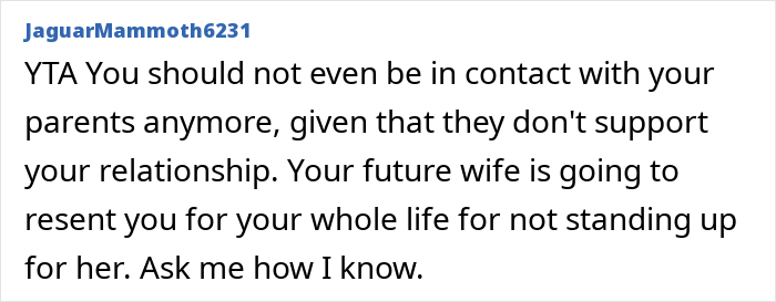 Publicación de texto del usuario JaguarMammoth6231 que aconseja evitar el contacto con padres que no lo apoyan y controlan los arreglos para dormir en un dilema de relación.