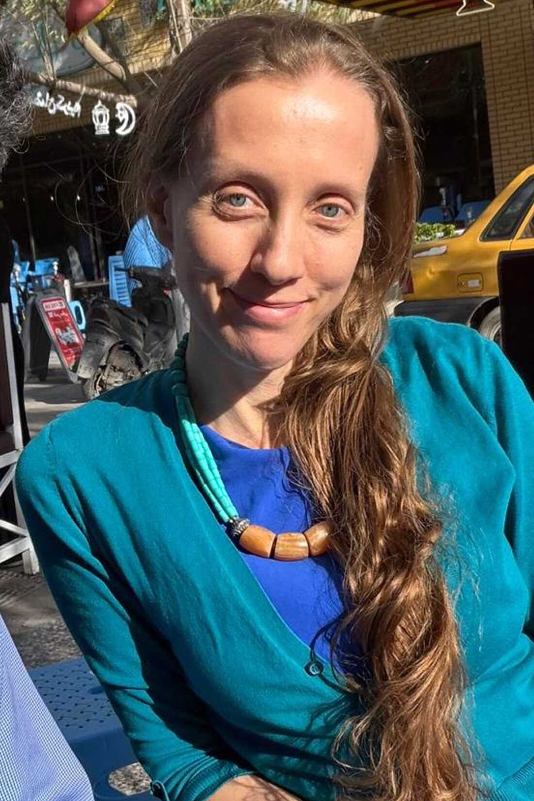 La periodista estadounidense Shelly Kittleson posa para una fotografía con un teléfono celular en un café en Bagdad, Irak, el 30 de marzo.