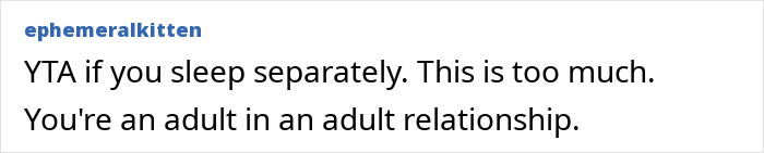 Publicación de texto en un foro que analiza el dilema de una mujer con su madre controlando la forma en que duerme con su futura esposa.
