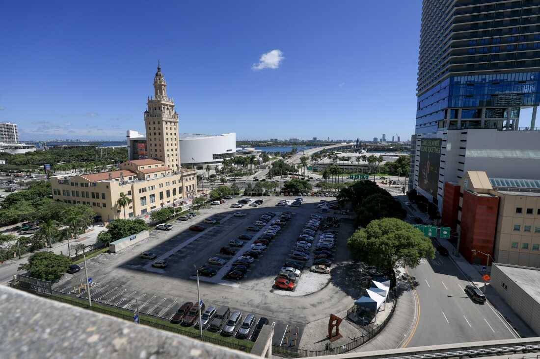 El sitio planificado para la biblioteca presidencial de Trump en Miami, una parcela de 2,6 acres anteriormente utilizada como estacionamiento, fue donada por el Miami Dade College el año pasado. Es en vista de que los funcionarios de Florida votaron que la Freedom Tower fuera donada como el sitio potencial para la futura biblioteca presidencial del presidente Donald Trump el 30 de septiembre de 2025 en Miami, Florida. El gobernador republicano Ron DeSantis y el gabinete de Florida votaron a favor de entregar la parcela de 2,63 acres, valorada en más de 66 millones de dólares, a la fundación que planea la biblioteca del presidente. (Foto de Joe Raedle/Getty Images)